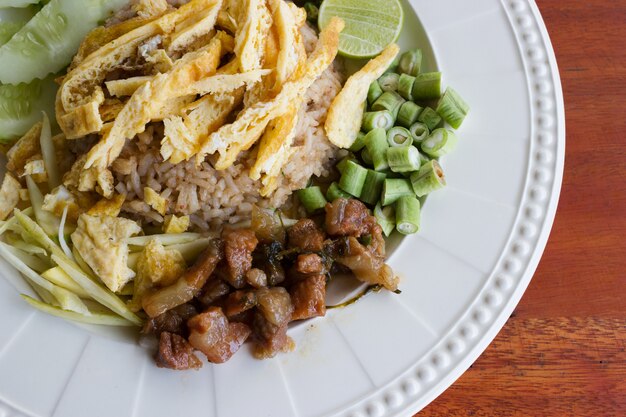 Gemengde gekookte rijst met garnalenpasta