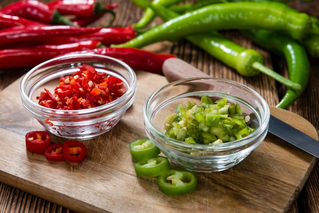 Gemengde gesneden Chilis rood en groen