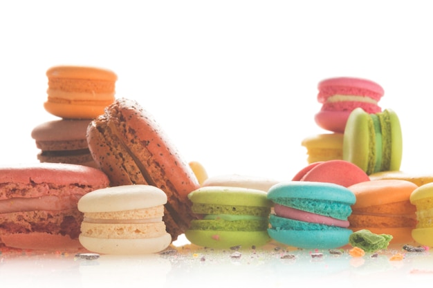 Gemengde grootte van Franse macarons op witte achtergrond