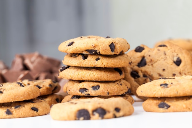 Gemengde havermout en tarwemeel cookies close-up, koekjes met de toevoeging van stukjes chocolade van cacao, heerlijke gemengde koekjes van granen en cacaoproducten, tijdens het dessert