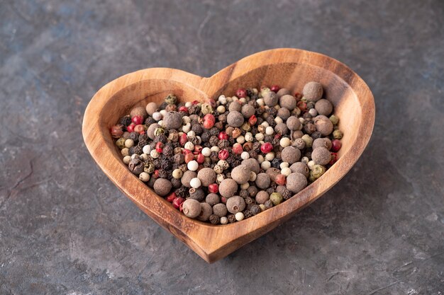 Gemengde paprika's in een houten kom. Bovenaanzicht