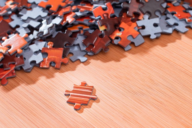 Gemengde puzzelstukjes op houten tafel