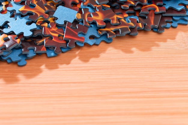 Gemengde puzzelstukjes op houten tafel