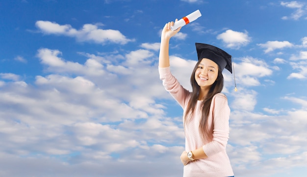 Gemengde ras vrouw succesvolle student