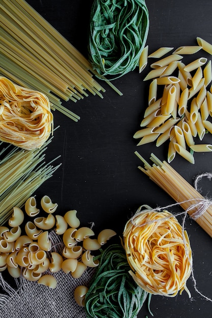 Gemengde ruwe Pasta op zwarte achtergrond