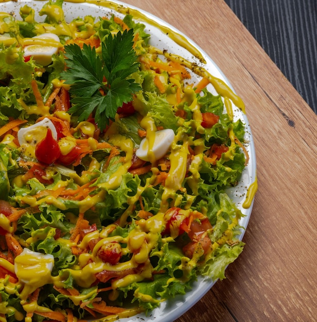 Foto gemengde salade sla tomaten wortel gekookt ei mayonaise erwten saus kruiden