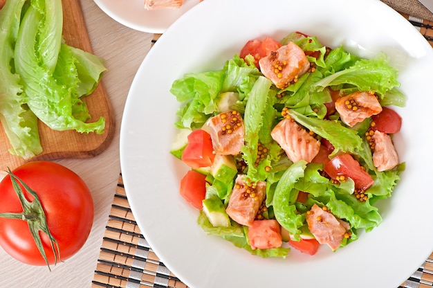 Gemengde salade van verse groenten met stukjes zalm