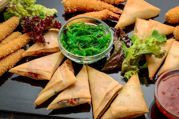 Gemengde snack met chips, kaas en garnalen in beslag