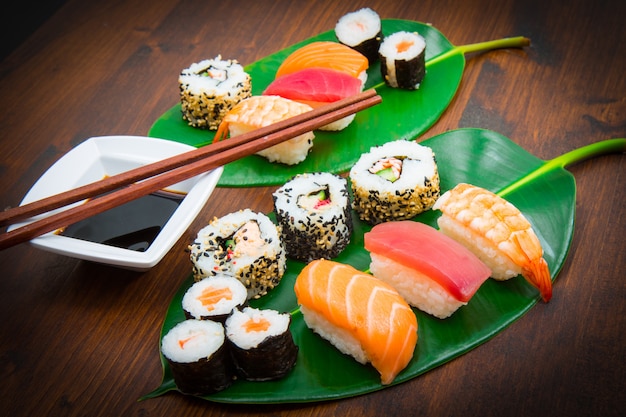 gemengde sushi op groen blad