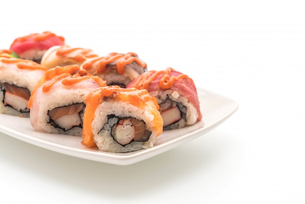 gemengde sushibroodje met kruidige saus - Japanse voedselstijl