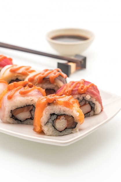 gemengde sushibroodje met kruidige saus - Japanse voedselstijl