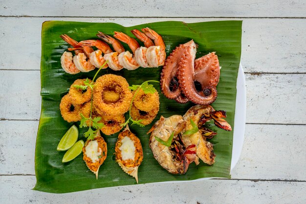 Gemengde Zeevruchten Gebakken Met Garnalen Inktvis Octopus Kreeft En Krab Op Bananenblad Braziliaanse Gastronomie