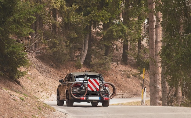 Gemonteerde bergfiets op het SUV-fietsenrek achter in de auto Concept van veilig transport van sportartikelen met behulp van een crossover-auto