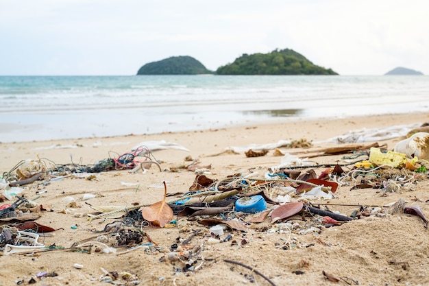 Gemorst afval op het strand. Lege gebruikte vuile plastic flessen