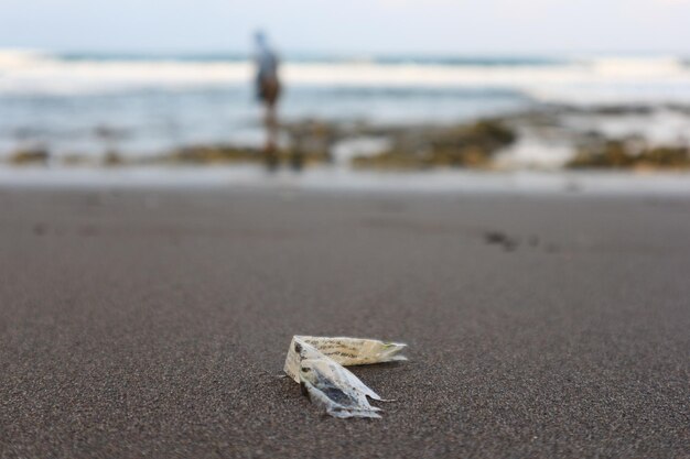 Gemorst afval op het strand van de grote stad. Leeg gebruikt vuil plastic. Vuile zeezandkust de Hi