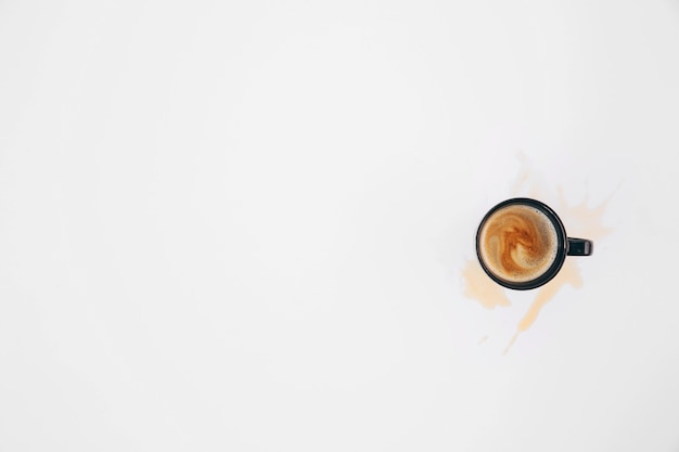 Gemorste koffie van mok op witte achtergrond