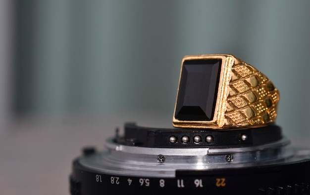 Photo gems and jewelry goldring adorned with black onyx