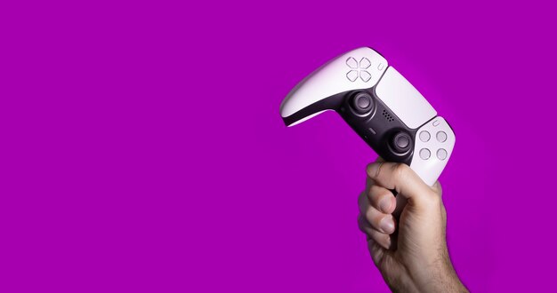 Controller di gioco next gen sulle mani dell'uomo