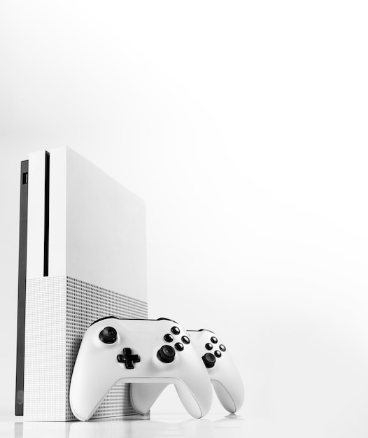 Контроллер видеоигры следующего поколения и консоль, изолированные на белом фоне.