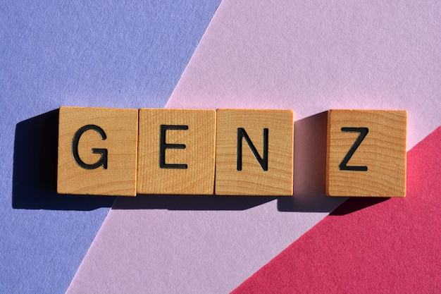 Gen z in houten letters van het alfabet geïsoleerd op roze en paarse achtergrond