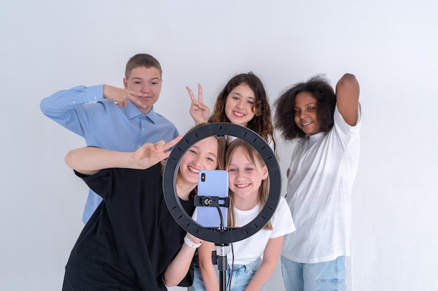 Gen Z-talentmensen spelen video-selfie-shoot-app voor het delen van een viral verhaal