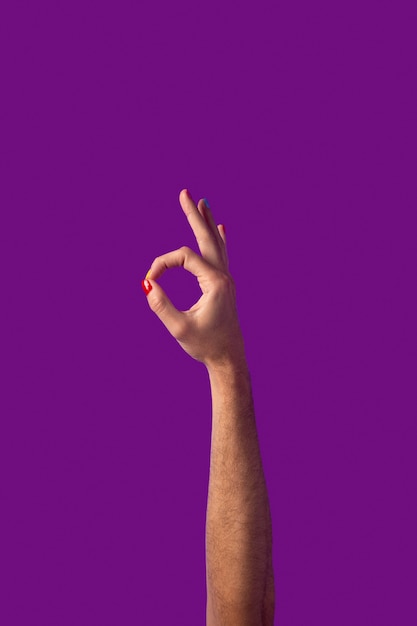 Foto mano di persona fluida di genere isolata su viola