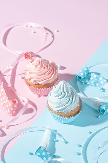 Foto festa di genere ragazzo o ragazza due cupcakes con il concetto di celebrazione della crema blu e rosa quando il sesso del bambino diventa noto