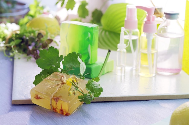 Geneeskrachtige kruiden natuurlijke zeep tinctuur en aromatische olie op een houten tafel het concept van spa