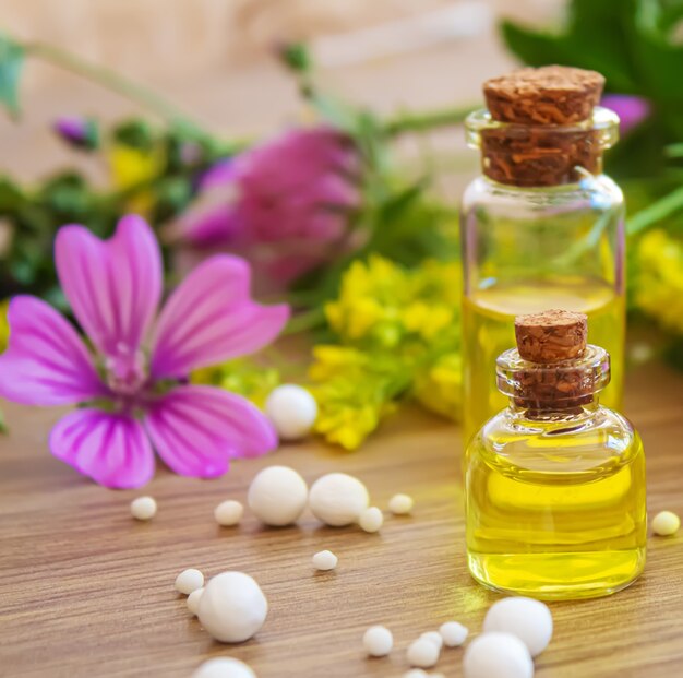 Geneeskrachtige kruiden, oliën in kleine flesjes homeopathie. selectieve focus.natuur