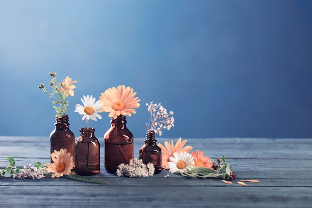 Geneeskrachtige planten en bruine flessen op blauw