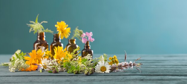 Geneeskrachtige planten en bruine flessen