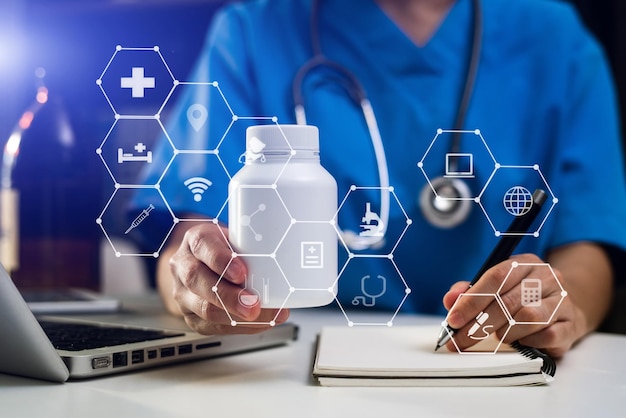 Geneeskunde arts en stethoscoop met behulp van tablet met pictogram medische netwerkverbinding op virtuele moderne medische technologie conceptxA