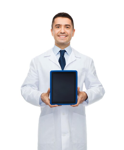geneeskunde, beroep, reclame en gezondheidszorgconcept - glimlachende mannelijke arts die het lege scherm van de tabletpc toont