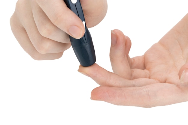 Foto geneeskunde, diabetes, glycemie, gezondheidszorg en mensenconcept - close-up van de mens die de bloedsuikerspiegel controleert met glucometer en teststreep thuis.