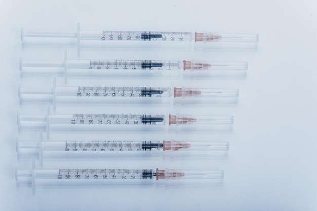 Geneeskunde Injectievaccin en wegwerpspuit geïsoleerd medicijnconcept Steriele medische injectieflacon