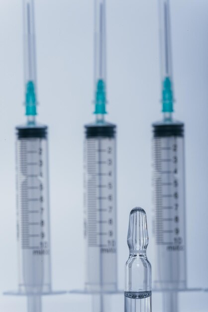 Geneeskunde injectievaccin en wegwerpspuit medicijnconcept steriele injectieflacon medische spuitnaald glazen medische ampulflacon voor injectie