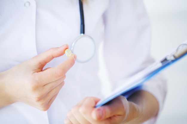 Geneeskunde kruid. Kruidenpillen in de hand, palm, vingers met gezonde medische plant. Vitaminesupplement voor zorg, medicatie