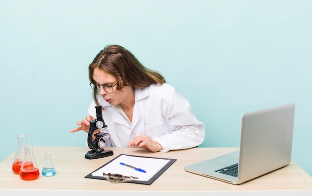 geneeskunde of wetenschap mooie studente vrouw