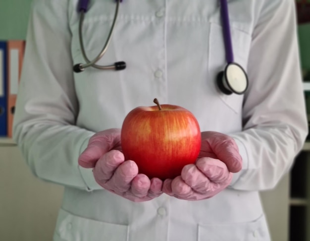 Geneeskunde therapeut arts die rode verse rijpe appel houdt