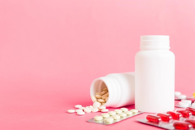 Geneeskunde voor behandeling HIV-infectie Pillen en capsules en strijd op tafel Verschillende kleurrijke tabletten op gekleurde achtergrond met kopieerruimte