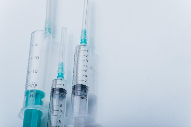 Geneeskundeinjectievaccin en wegwerpspuit geïsoleerd medicijnconcept