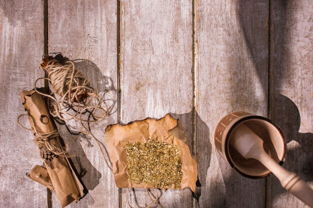 Geneesmiddel. het natuurlijke kruid van bloemingrediënten op houten.