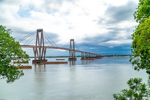 アルゼンチンのパラナ川に架かるジェネラル ベルグラノ橋