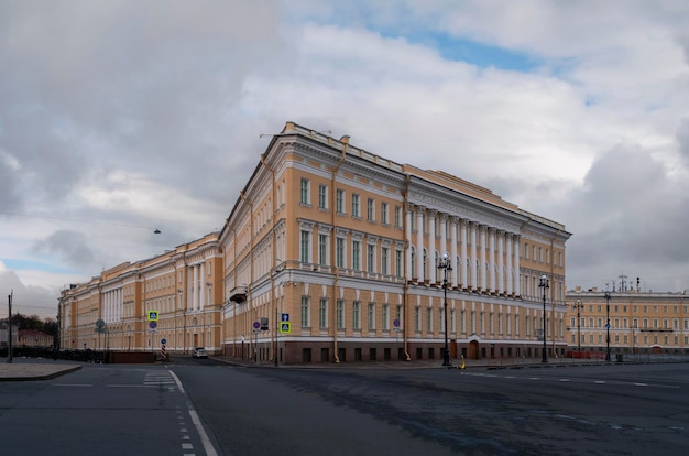 Photo general staff building from the moika river embankment on a summer day st petersburg russia