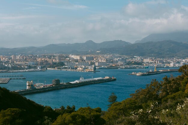 Photo general view of the bay of ceuta and the entrance to the port. high quality photo