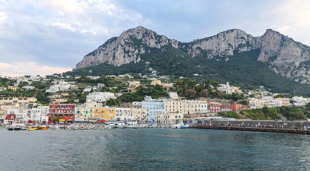 イタリア、ナポリのカプリ島の概観