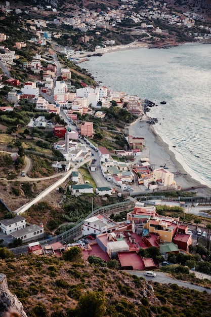 Общий вид границы Сеуты, где Испания отделяется от Марокко Фото высокого качества