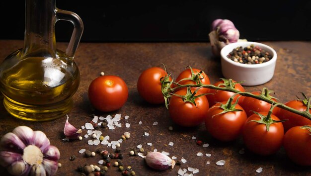 Общий вид помидоров черри чесночно-перцевая смесь пищевая морская соль емкость с оливковым маслом