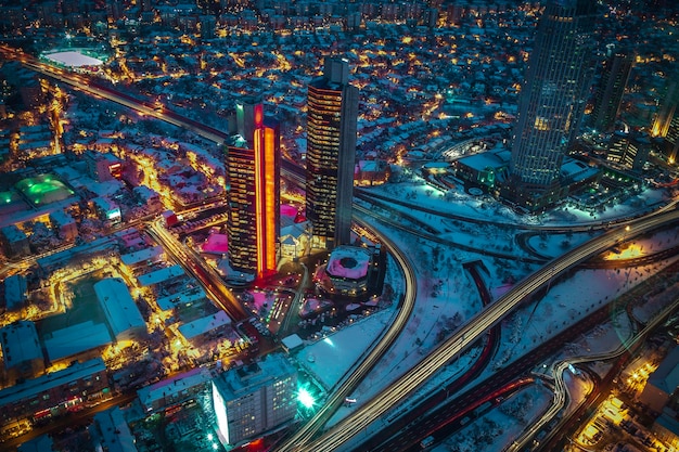 트렌디한 색상으로 황혼 동안 이스탄불 시내의 일반적인 전망