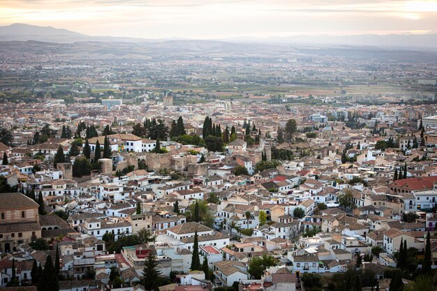 写真 グルナダ・アンダルシアのサン・ミゲル・アルト・バルコニーから有名なアルバイシン地区の一般的な景色